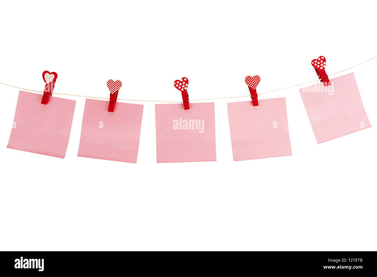 Modello in carta rosa notepad appeso su sfondo bianco, con copia spazio per il testo, il giorno di San Valentino biglietto di auguri. Foto Stock