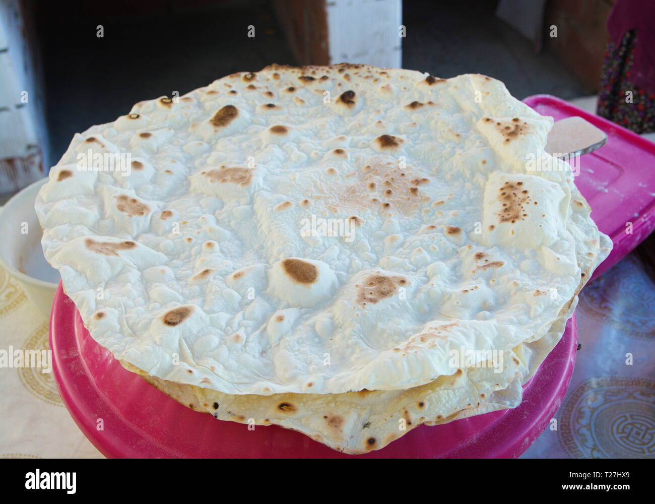 "Yufka' è una sottile e rotonda e azzimo pane piatto in cucina Turca. Foto Stock