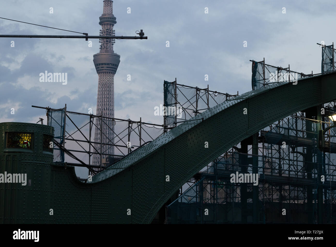 Ogni giorno ho attraversato Ponte Komagata sul mio modo di Kuramae stazione. Si tratta di una perfetta combinazione di art-deco architecture & una vista della Tokyo moderna Skytree Foto Stock