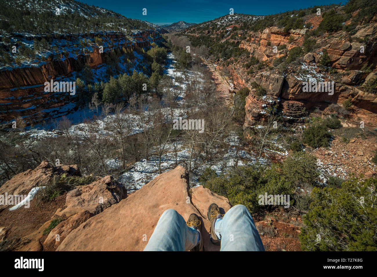 FEB 26, 2019, Sedona, AZ, Stati Uniti d'America - escursionista fotografo si affaccia a Sedona in Arizona Canyon aftger neve recenti Foto Stock