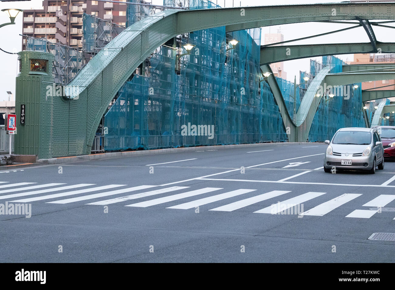 Ogni giorno ho attraversato Ponte Komagata sul mio modo di Kuramae stazione. Si tratta di una perfetta combinazione di art-deco architecture & una vista della Tokyo moderna Skytree Foto Stock