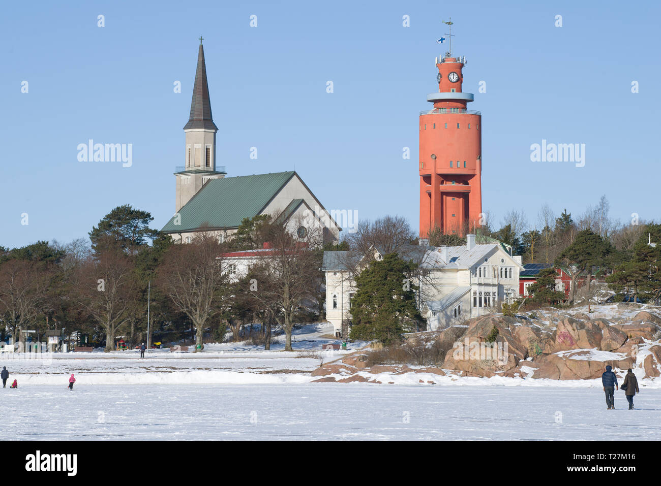 Febbraio mezzogiorno sul ghiaccio del Golfo di Finlandia. Hanko, Finlandia Foto Stock
