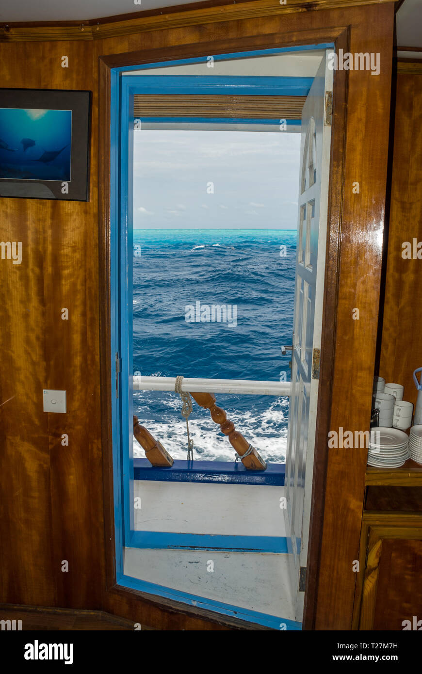 Porta aperta in una barca, oceano mare, Maldive Foto Stock