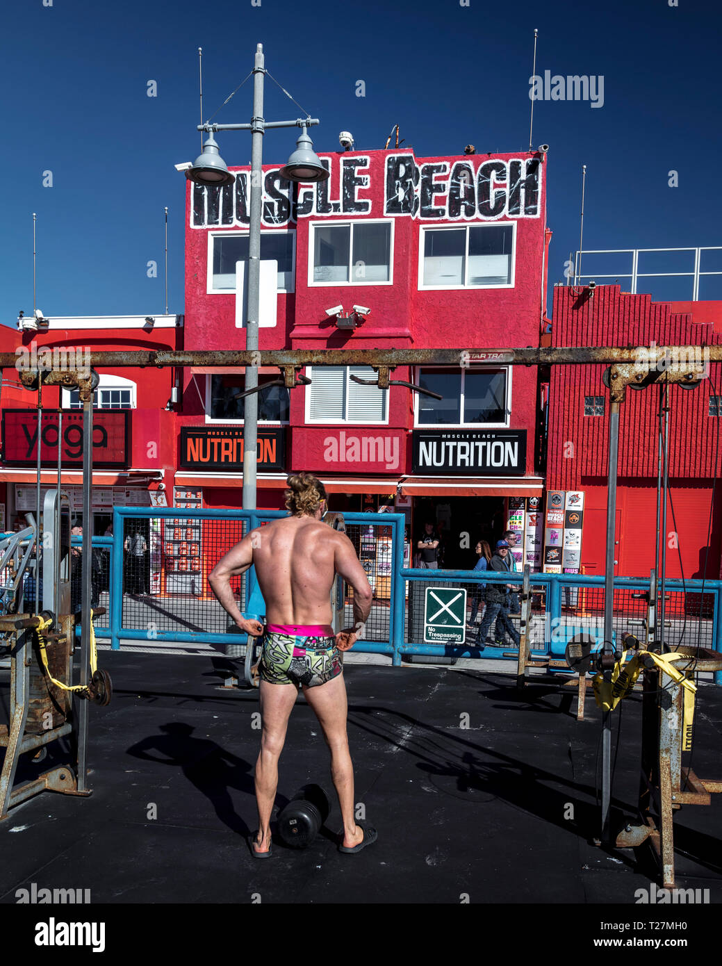 19 Gennaio 2019 - la spiaggia di Venezia, LA, CA, Stati Uniti d'America - Peso Lifter contempla i pesi alla spiaggia del muscolo, Venezia, Los Angeles, CA Foto Stock