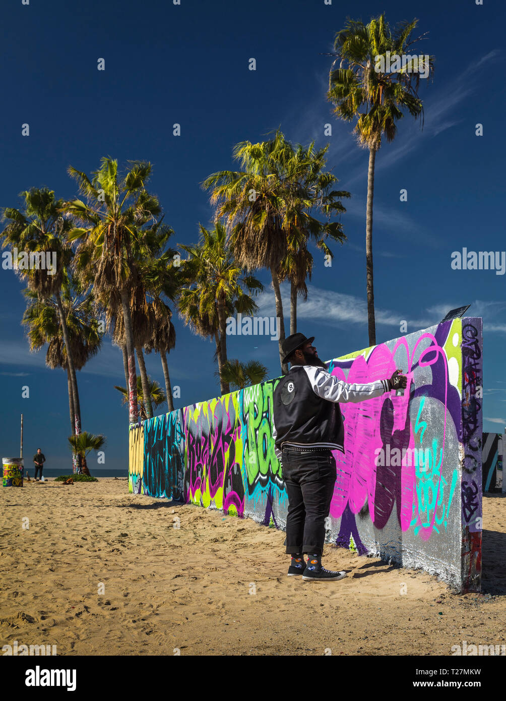 JAN 19, 2019, LA, CA USA - Grafitti artista dipinge colori luminosi sulla parete di cemento sulla spiaggia di Venezia Foto Stock