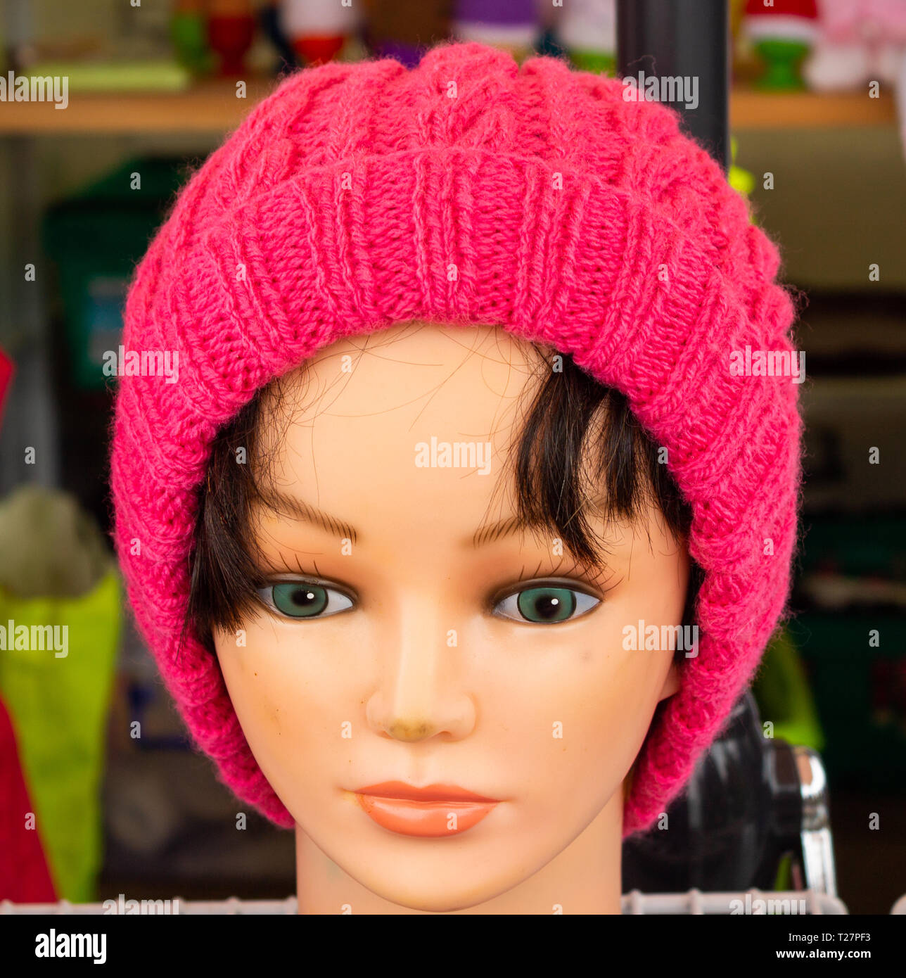 Lato lavorato a maglia rosa cappello di lana su un manichino o dummy Foto  stock - Alamy
