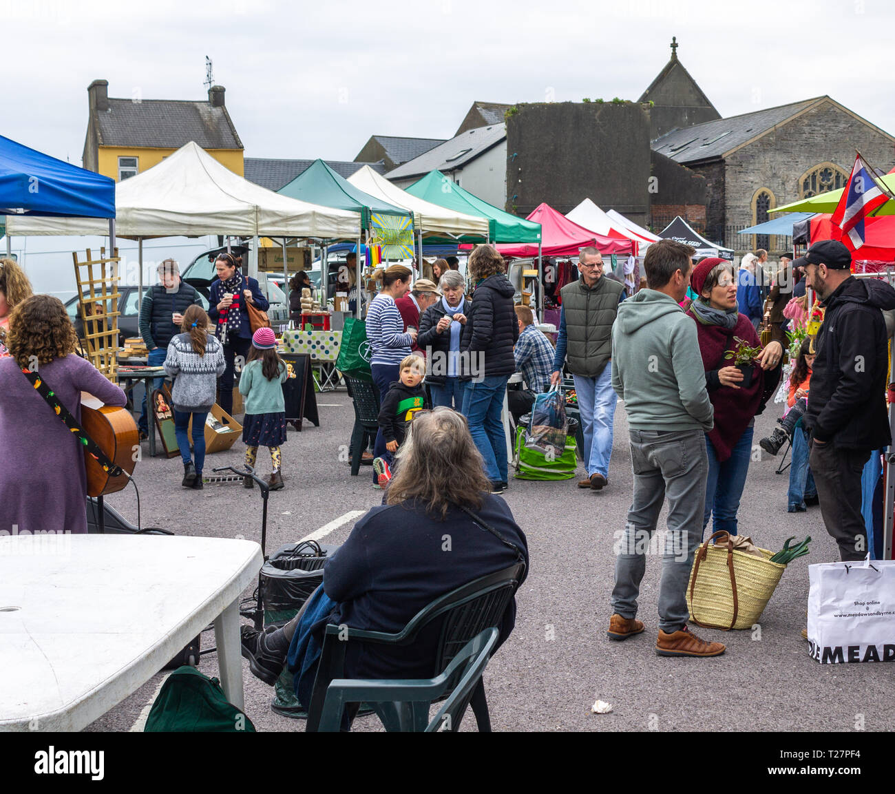 La folla lo shopping al mercato degli agricoltori, Skibbereen, West Cork, Irlanda Foto Stock