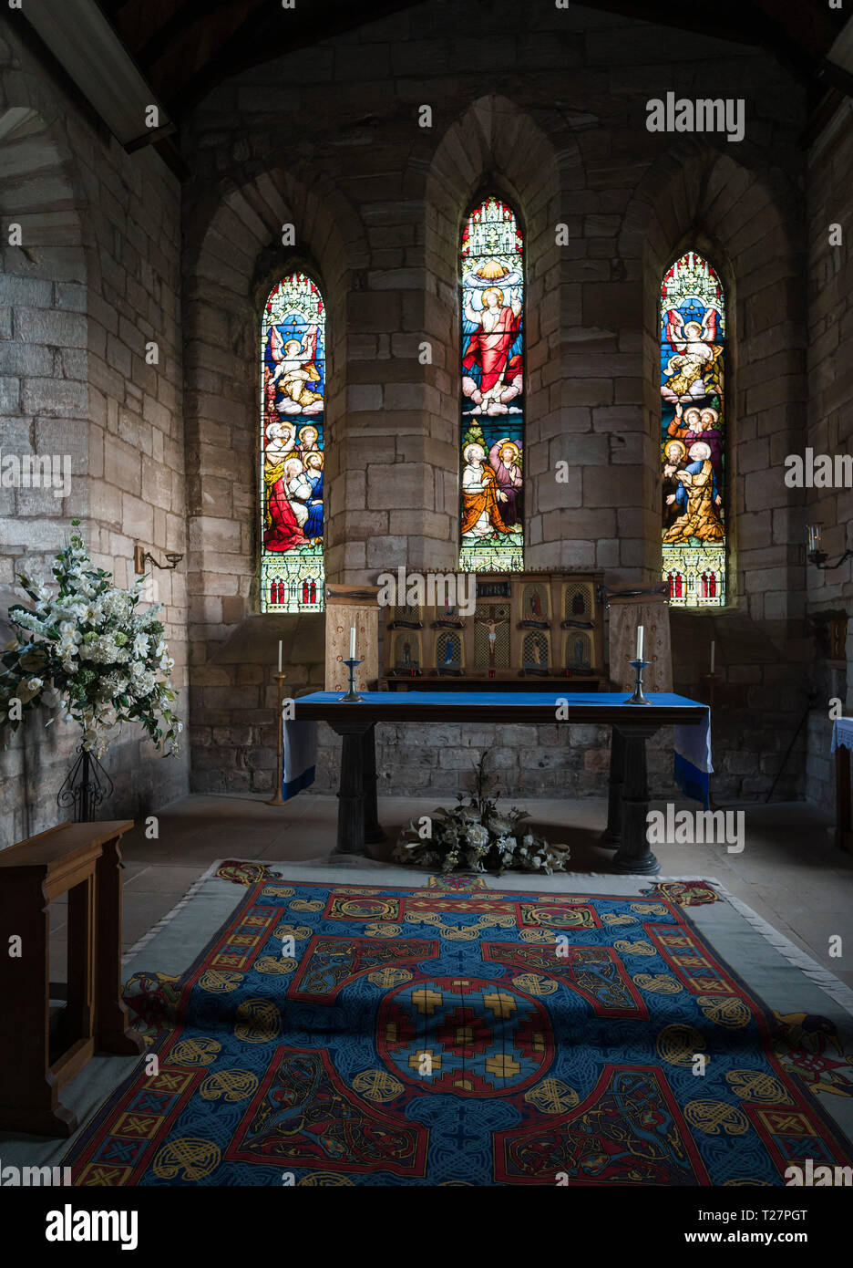 Lindisfarne o Isola Santa, Northumberland costa a sud di Berwick On Tweed, Inghilterra. Chiesa parrocchiale di Santa Maria Vergine. Altare. Foto Stock