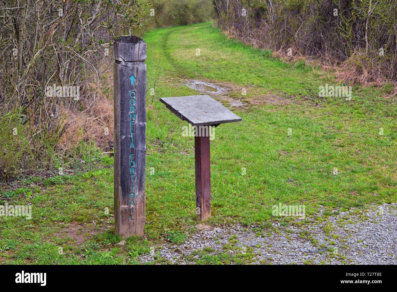 Il sentiero e cartelli di avvertimento lungo la Shelby Bottoms Greenway e Area Naturale Cumberland River frontage sentieri, Music City Nashville, Tennessee. Regno S Foto Stock