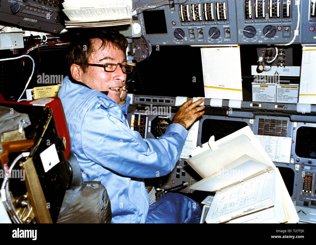 (12-14 aprile 1981) --- astronauta John W. Young, mans il comandante stazione in Columbia durante la 36-orbita STS-1 volo. Foto Stock