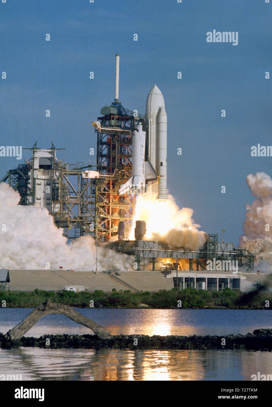 (12 aprile 1981) --- lo space shuttle Columbia sorge fuori pad 39A pochi secondi oltre 7 a.m. (EST) il 12 aprile 1981. Foto Stock