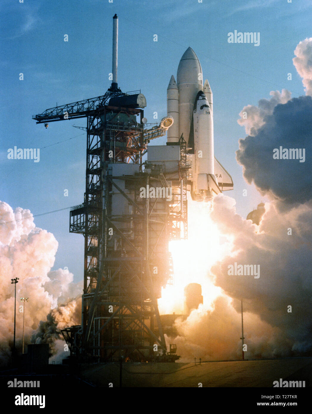 (12 aprile 1981) --- Space Shuttle Columbia mosche. A soli pochi secondi oltre il lancio programmato tempo di 7 a.m. on April 12, 1981 Foto Stock