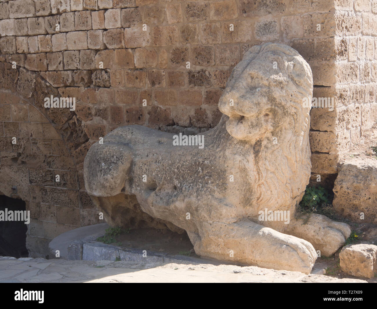 Un vecchio scolpita in pietra leone veneziano poste lungo la città di pareti di notifica in Famagusta Cipro Foto Stock