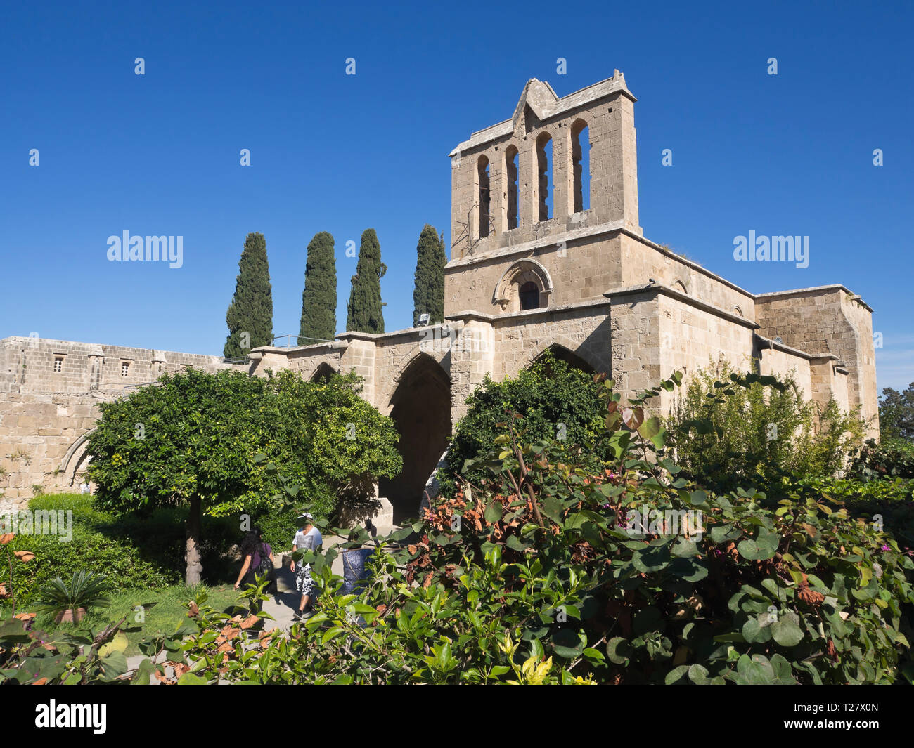 Abbazia Bellapais una attrazione turistica nella parte settentrionale di Cipro con rovine gotiche, una bella chiesa ortodossa e lussureggiante giardino Foto Stock