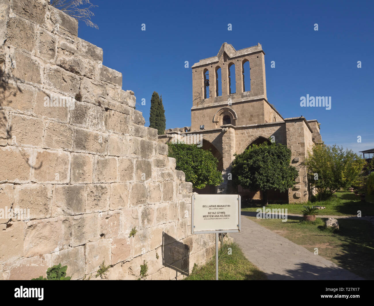 Abbazia Bellapais una attrazione turistica nella parte settentrionale di Cipro con rovine gotiche, una bella chiesa ortodossa e vedute costiere Foto Stock