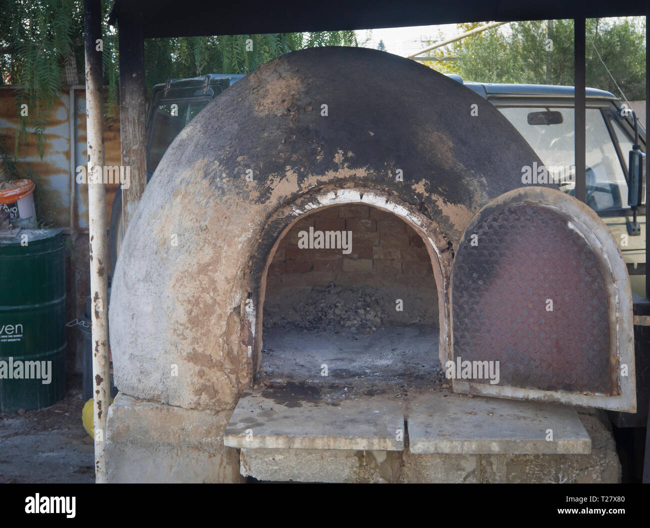 Tradizionale legno di argilla riscaldata forno di cottura in Cipro Foto Stock