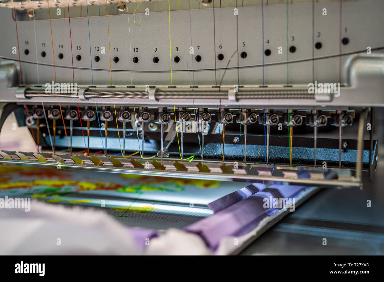 Automatico di macchina per cucire industriale per la maglia da disegno digitale. Moderna industria tessile. Foto Stock