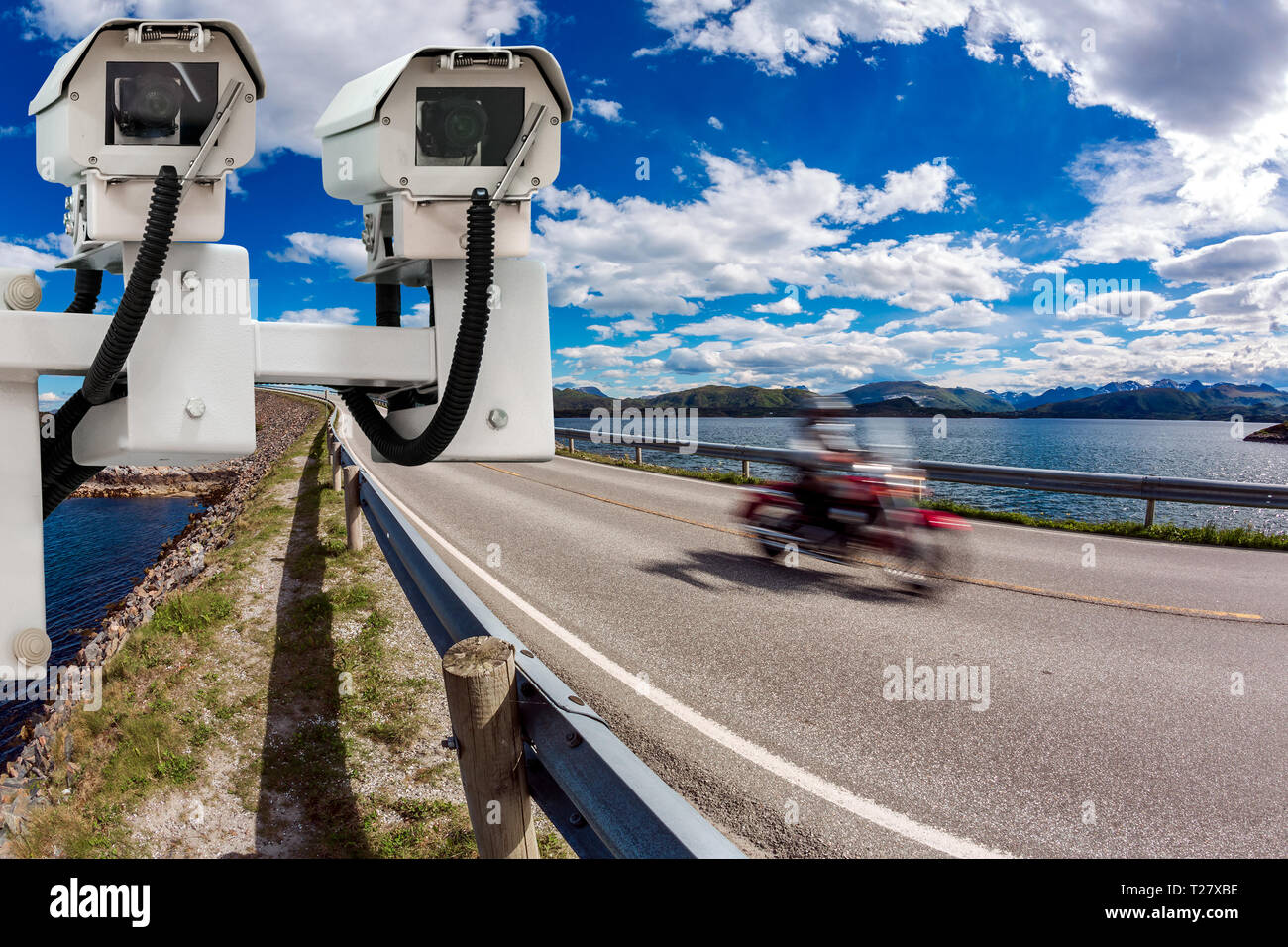 Il radar di velocità telecamera di controllo su strada Foto Stock