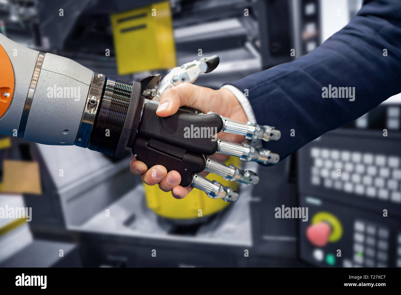 La mano di un uomo d'affari che stringono le mani con un robot androide. Il concetto di interazione umana con intelligenza artificiale. Foto Stock