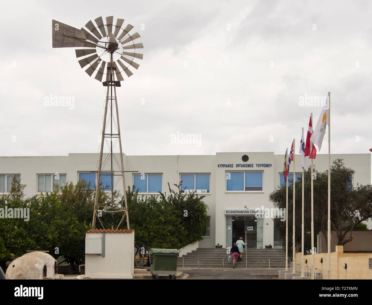 Vista della facciata della chiesa scandinavo da Nissi Avenue in Ayia Napa, Cipro Foto Stock