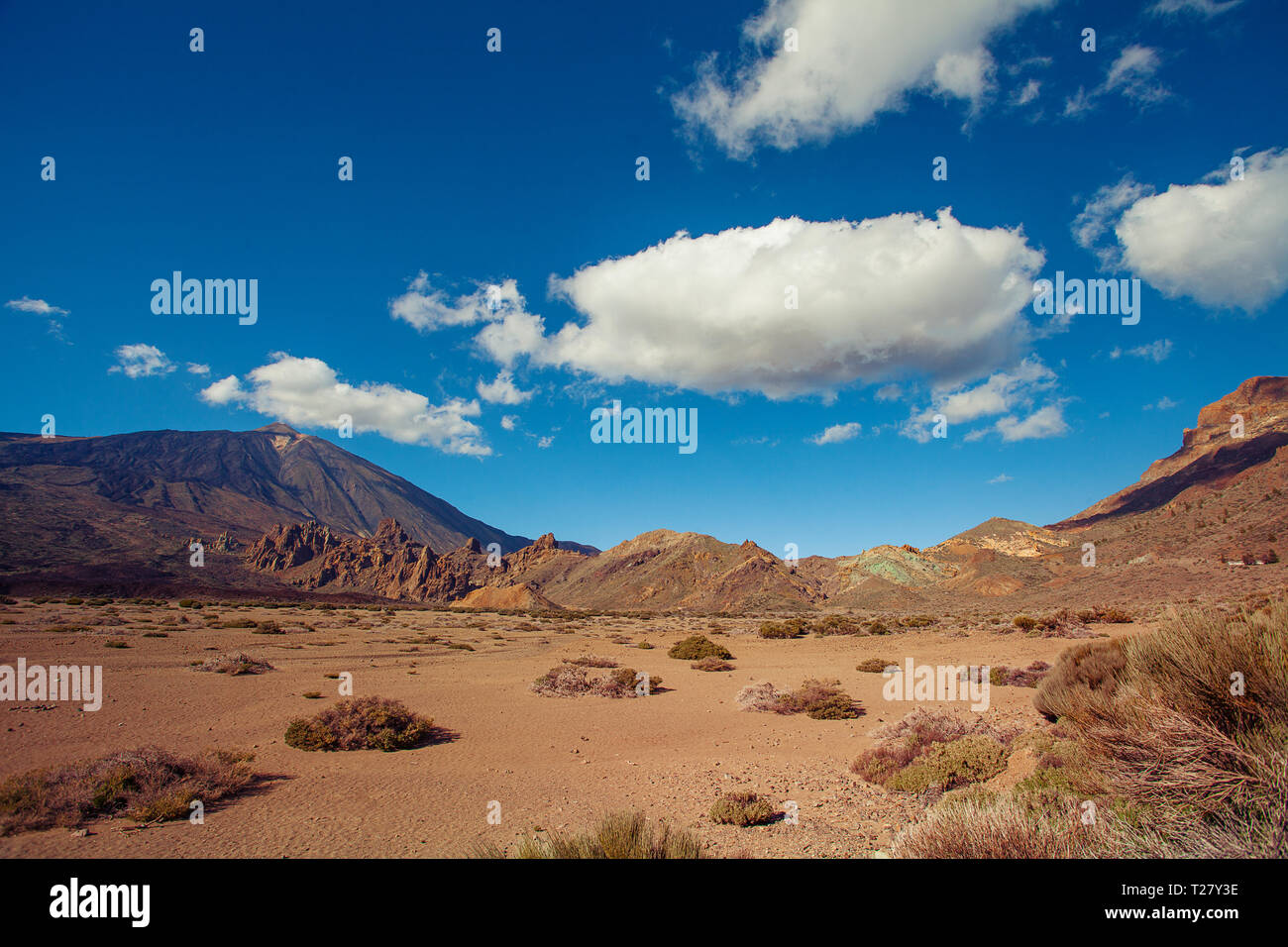 Vivacemente colorate sabbie del deserto paesaggio di Tenerife Canarie Spagna Foto Stock