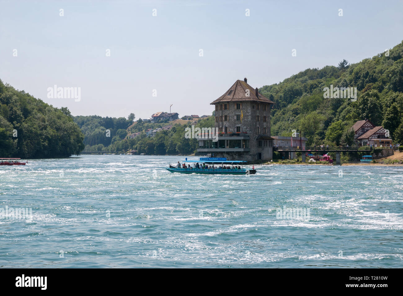 Schaffhausen, Svizzera - 22 Giugno 2017: Barca con persone fluttuante per la cascata Cascate del Reno. È una delle principali attrazioni turistiche. Summ Foto Stock