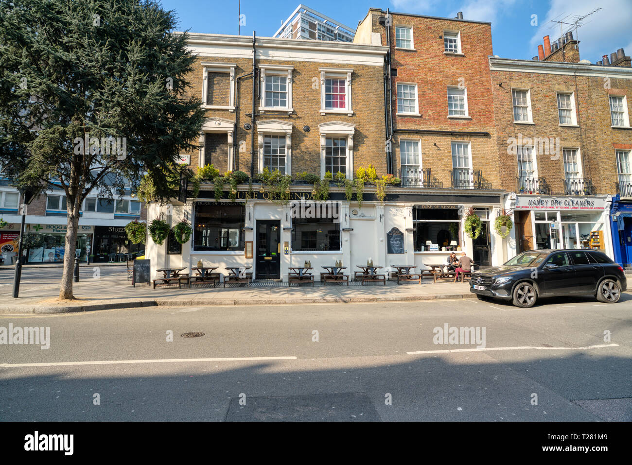 Connaught Village - Hyde Park Station Wagon luxury retail trimestre in una giornata di sole a Londra nel Regno Unito Foto Stock