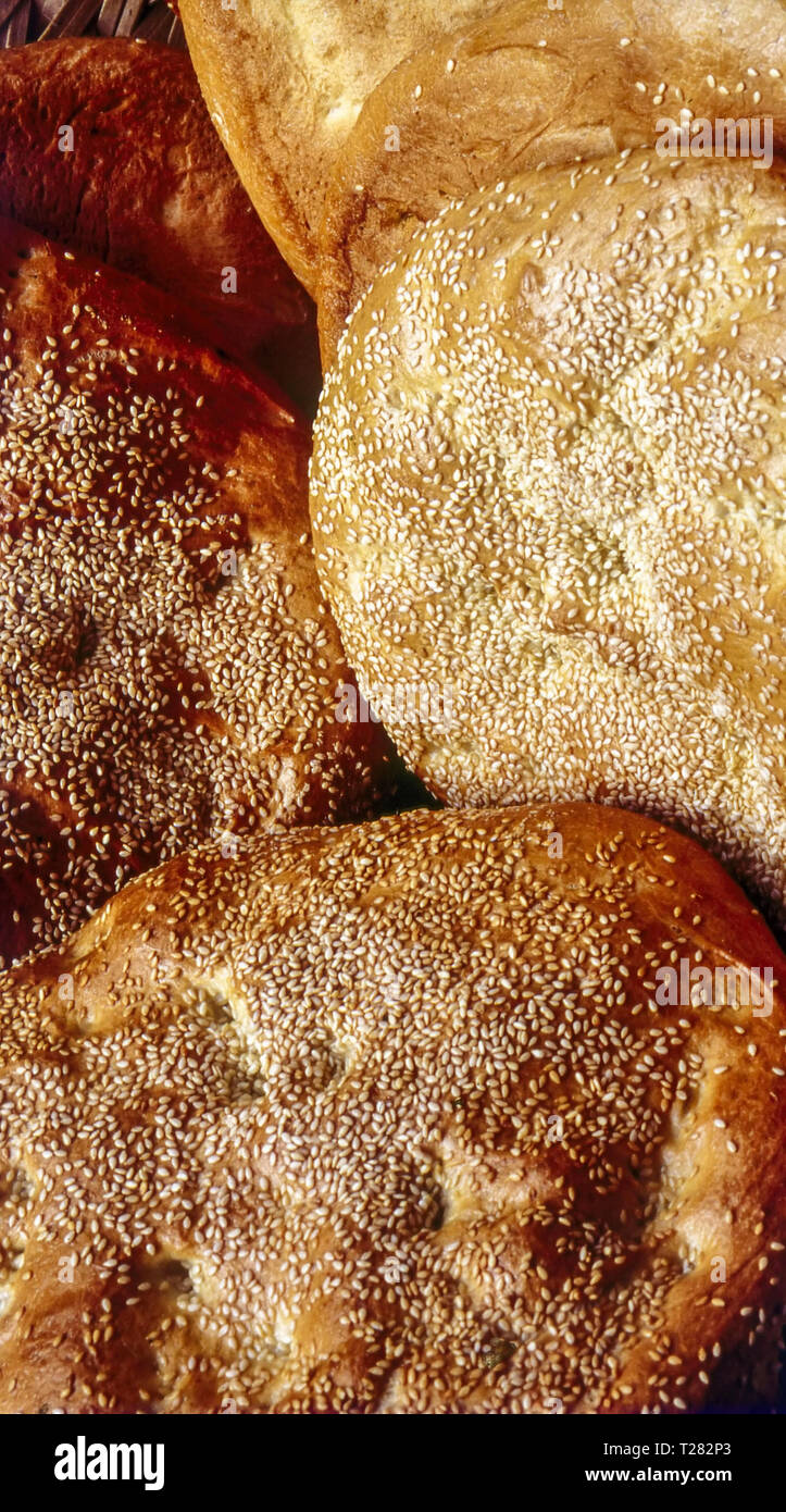 Tutto il frumento greca pane piatto in un forno nel villaggio Vatoussa, Levos, Grecia. Close up. Foto Stock