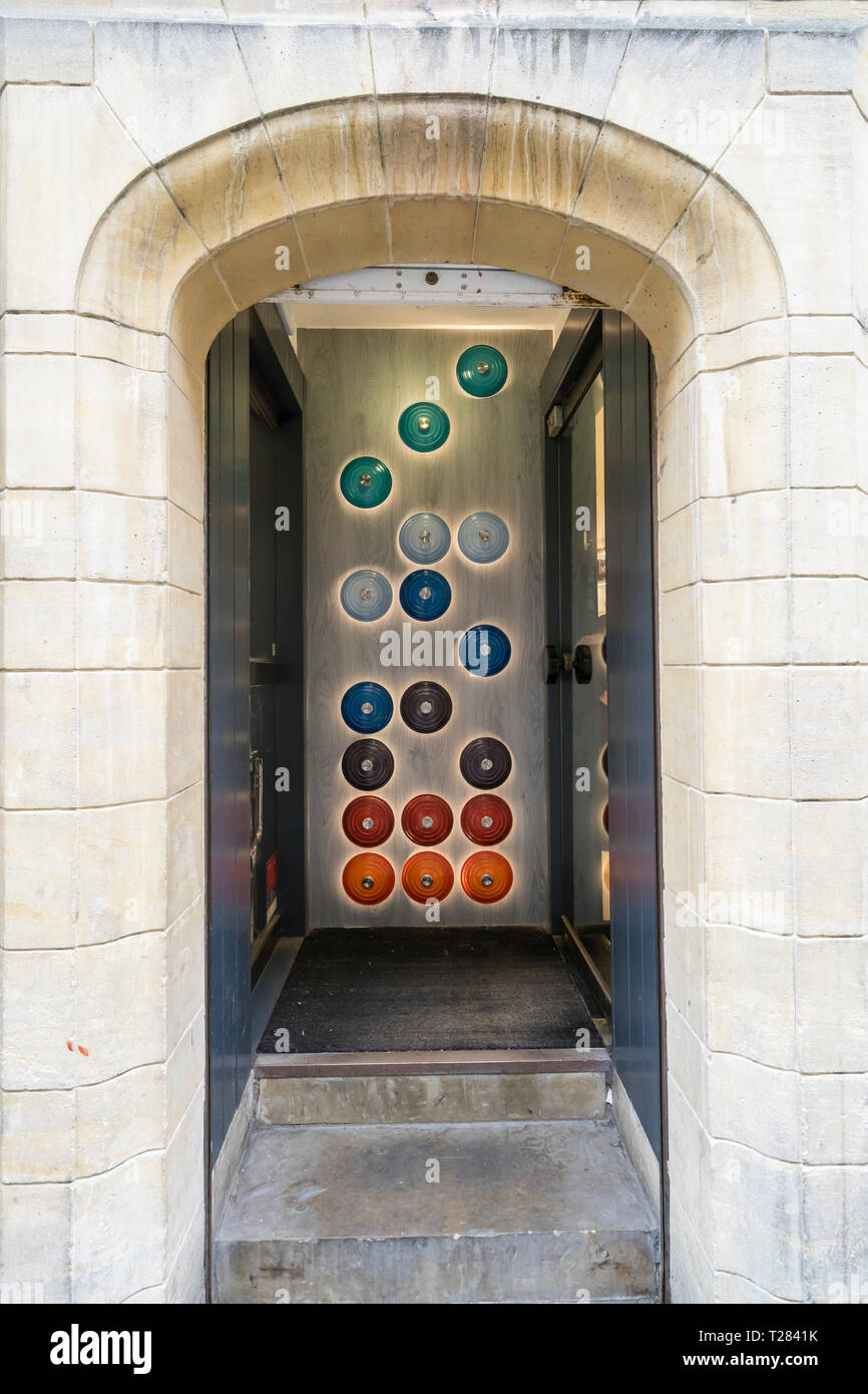Visualizzazione di Le Creuset pan coperchi presso shop ingresso Foto Stock