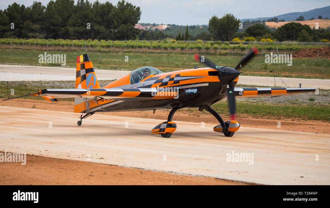 Acrobatico Campionato di Spagna 2018, Requena (Valencia, Spagna) junio 2018, pilota Àlex Balcells, aereo Extra 330 SC. Foto Stock