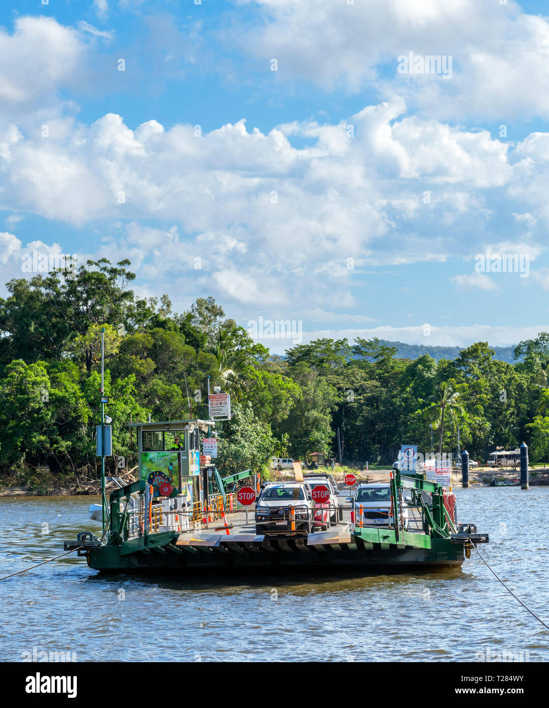 Daintree, Queensland. Il Fiume Daintree su di un ferry, la foresta pluviale di Daintree, Parco Nazionale Daintree, Queensland, Australia Foto Stock