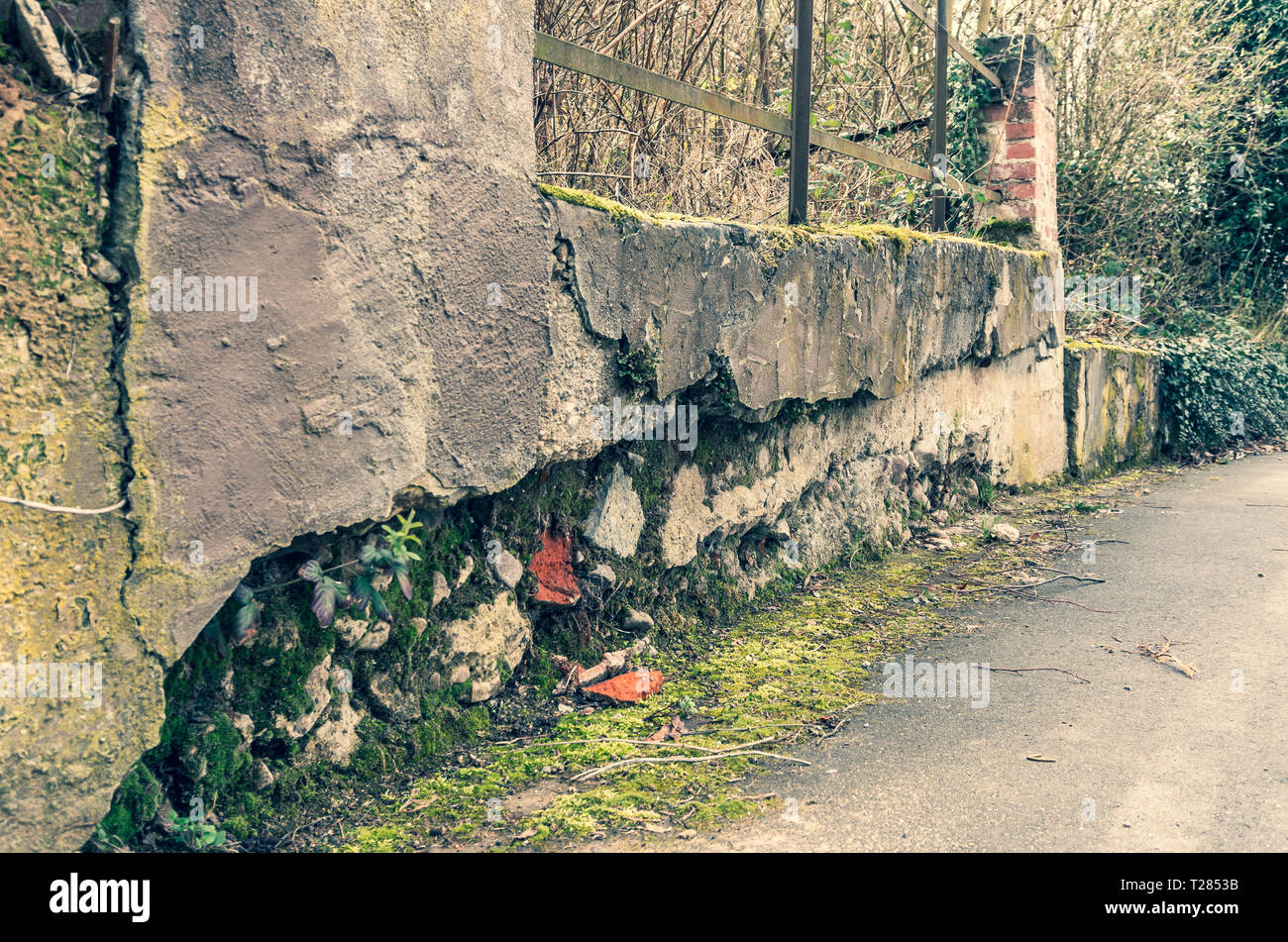 Vecchio, sbriciolare cementary parete. Fatta di pietre e mattoni. La Baviera, Germania. Foto Stock