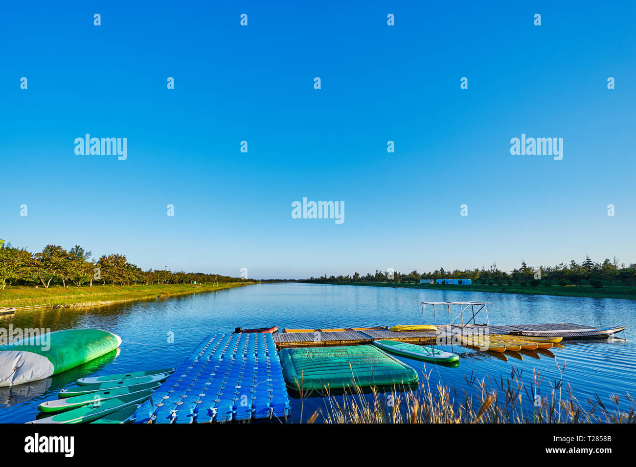 Bellissima scenic di fluire il lago, il grande parco pubblico lago artificiale popolare per il nuoto, con adiacente bike & waterfront padiglioni Taitun Foto Stock