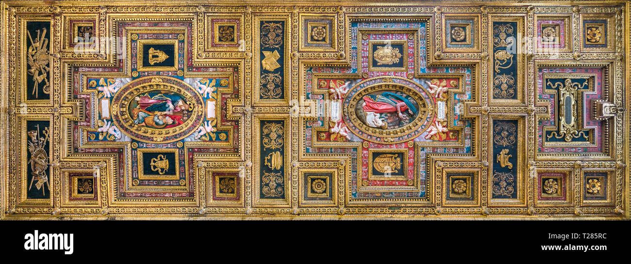 Splendido soffitto ornato nella chiesa di San Silvestro al Quirinale a Roma, Italia. Foto Stock