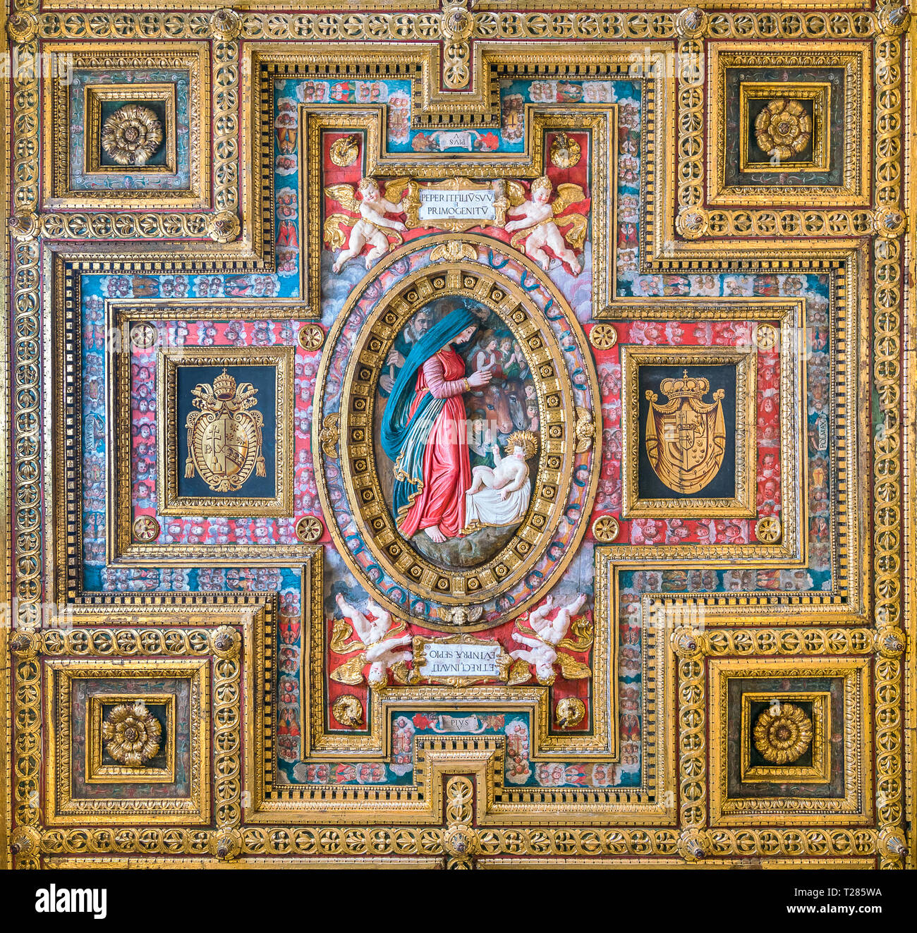 "Madonna e Bambino' pannello in legno nel soffitto della chiesa di San Silvestro al Quirinale a Roma, Italia. Foto Stock