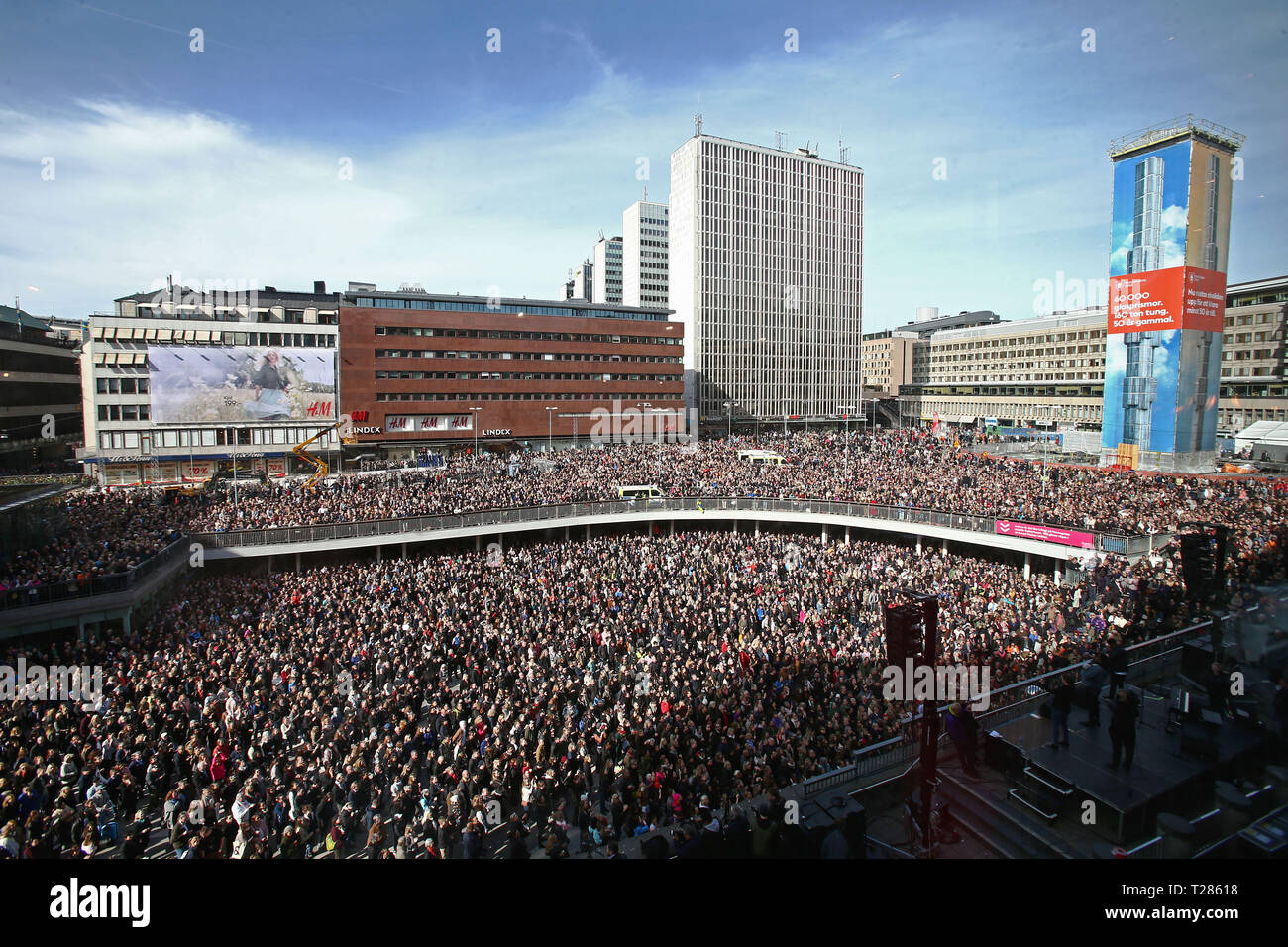 Stoccolma 20170409 Människor på ett fullt Sergels Torg ho manifestazione för att hedra offren ho terrordåden på Drottninggatan. Foto Jeppe Gustafsson Foto Stock