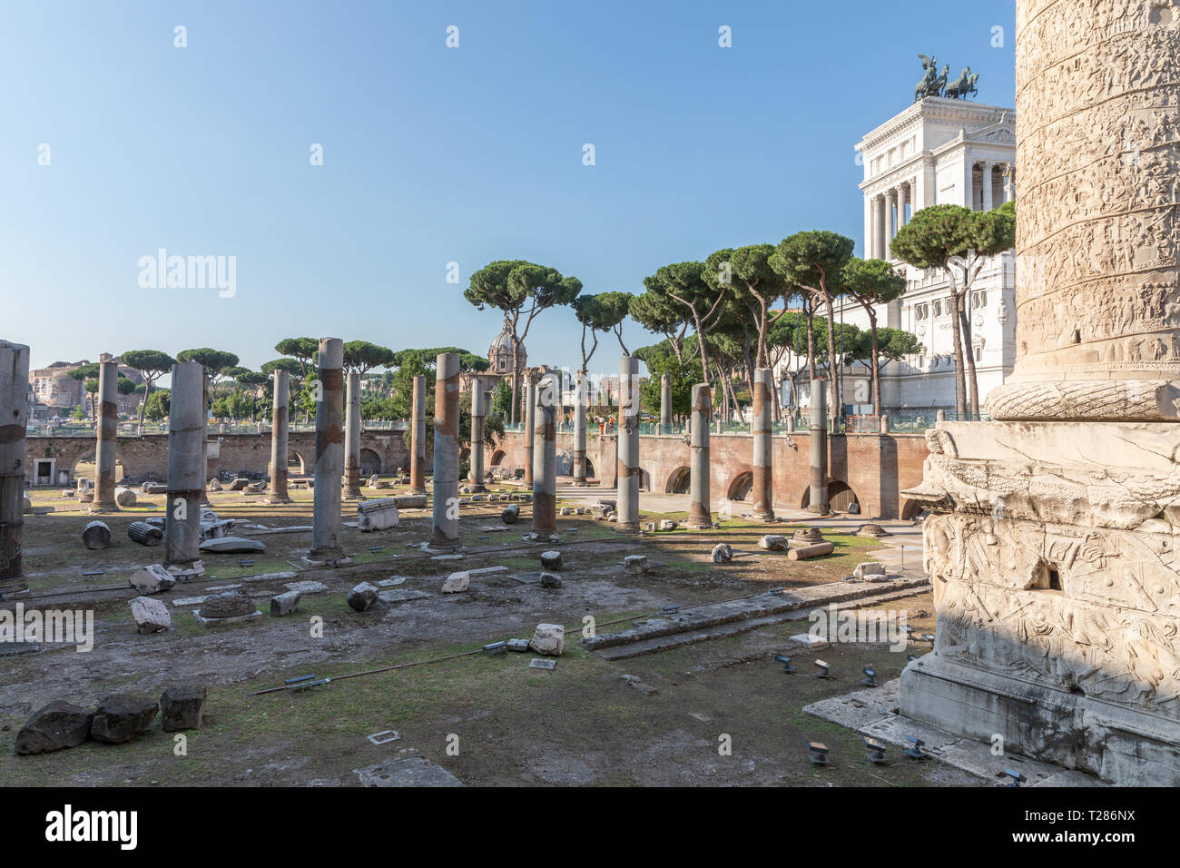 Roma, Italia - 20 Giugno 2018: vista panoramica del Foro di Traiano e la Colonna a Roma. Giorno d'estate e cielo blu Foto Stock