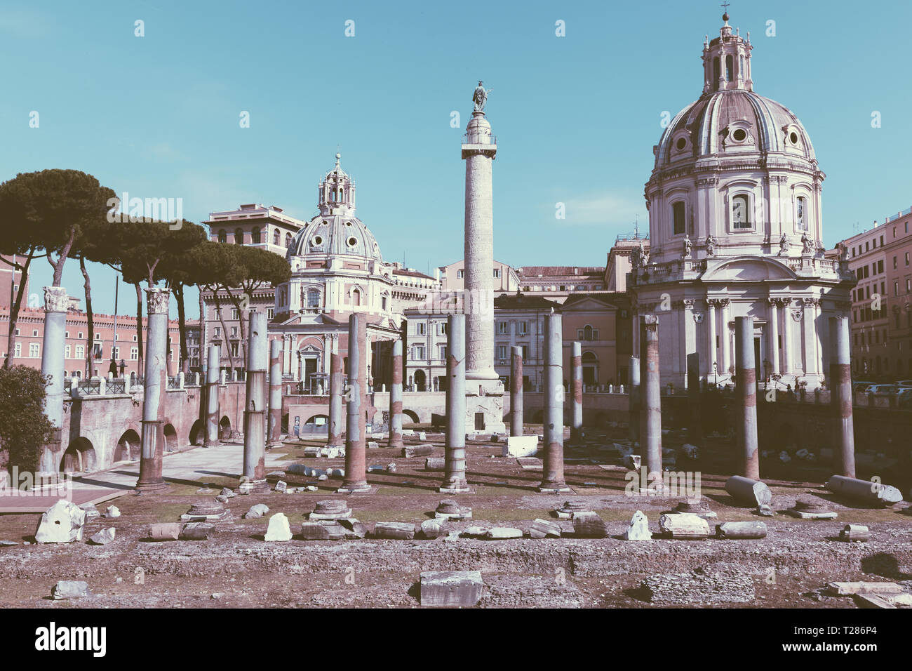 Roma, Italia - 20 Giugno 2018: vista panoramica del Foro di Traiano e la Colonna a Roma, lontano la Chiesa del Santissimo Nome di Maria. Giorno d'estate e bl Foto Stock