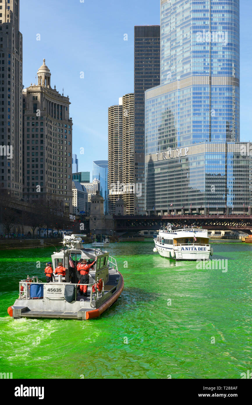 Chicago, IL - 11 Marzo 2017 - Tintura Chicago River Green è una parte dell'annuale Saint Patric giorno della celebrazione. Foto Stock