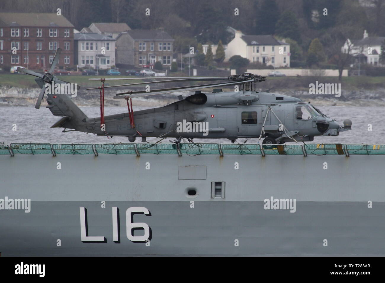 N-976, un Sikorsky MH-60R Seahawk gestito dalla Royal Navy danese, a bordo di KDM Absalon all'arrivo durante l'esercizio comune della Warrior 19-1. Foto Stock