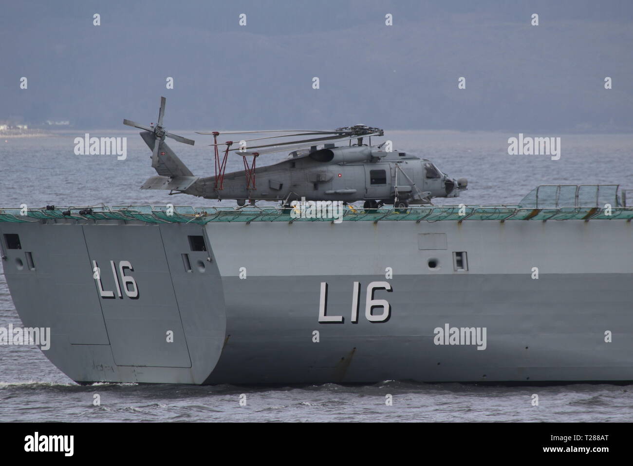 N-976, un Sikorsky MH-60R Seahawk gestito dalla Royal Navy danese, a bordo di KDM Absalon all'arrivo durante l'esercizio comune della Warrior 19-1. Foto Stock