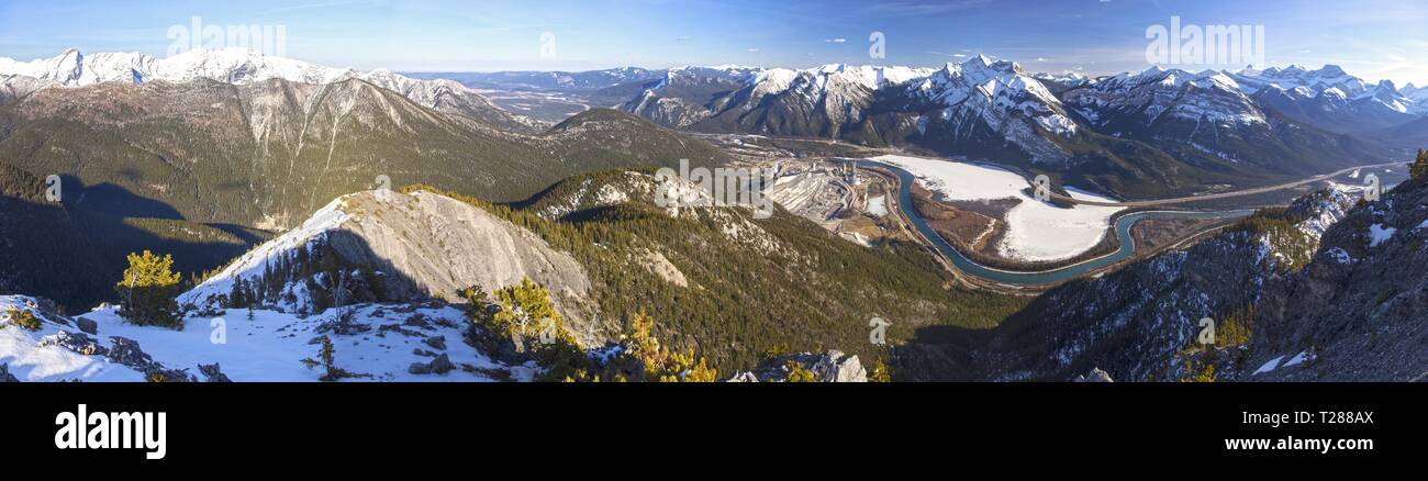 Ampio paesaggio panoramico di nevato picchi di montagna e il Fiume Bow Valley in Alberta colline ai piedi delle Montagne Rocciose Canadesi vicino al Parco Nazionale di Banff Foto Stock