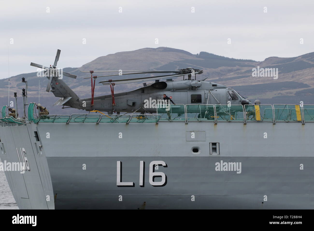 N-976, un Sikorsky MH-60R Seahawk gestito dalla Royal Navy danese, a bordo di KDM Absalon all'arrivo durante l'esercizio comune della Warrior 19-1. Foto Stock