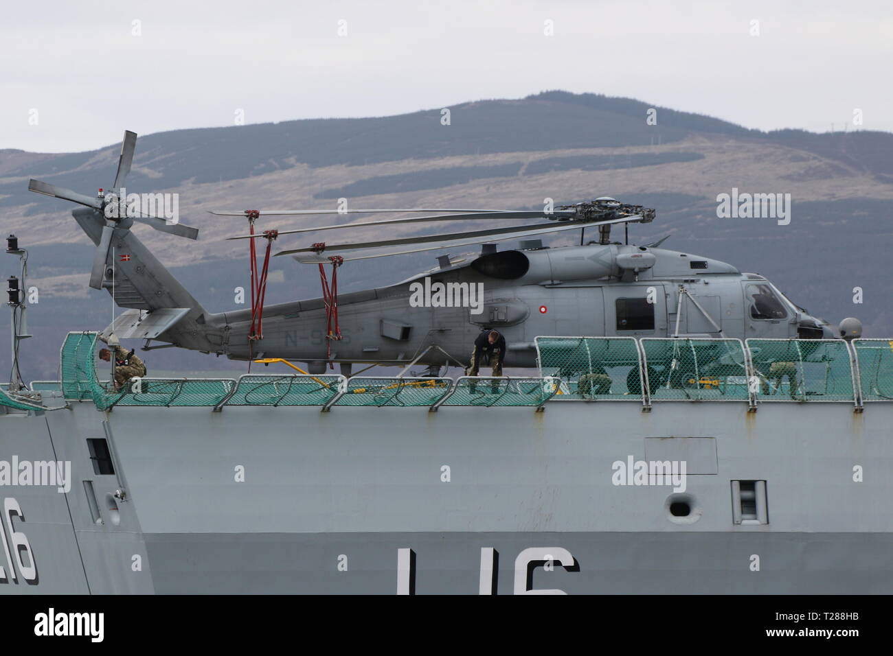 N-976, un Sikorsky MH-60R Seahawk gestito dalla Royal Navy danese, a bordo di KDM Absalon all'arrivo durante l'esercizio comune della Warrior 19-1. Foto Stock