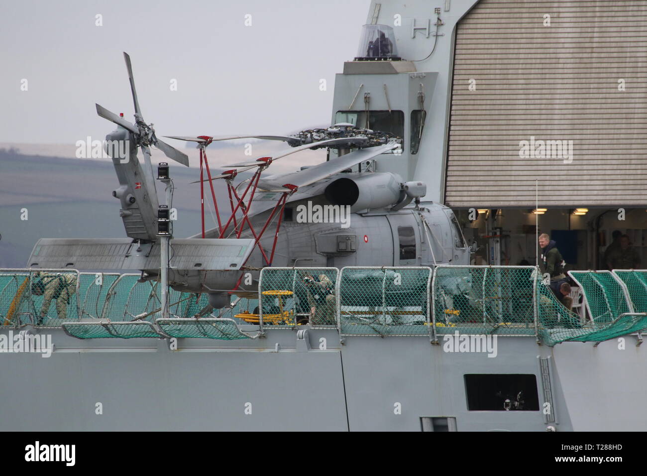 N-976, un Sikorsky MH-60R Seahawk gestito dalla Royal Navy danese, a bordo di KDM Absalon all'arrivo durante l'esercizio comune della Warrior 19-1. Foto Stock