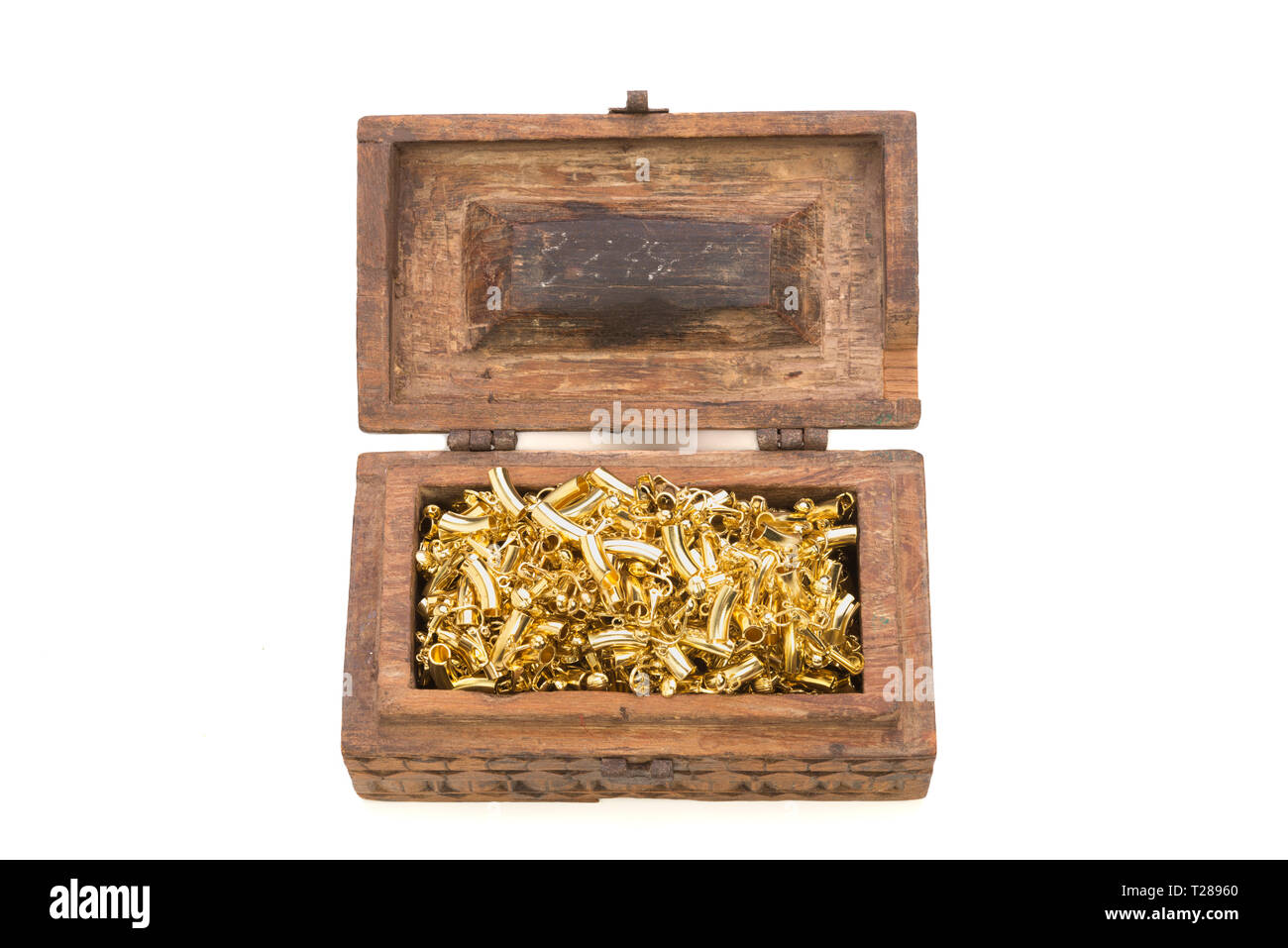 Vecchio vintage piccolo scrigno con falsi gioielli isolati su sfondo bianco. Foto Stock