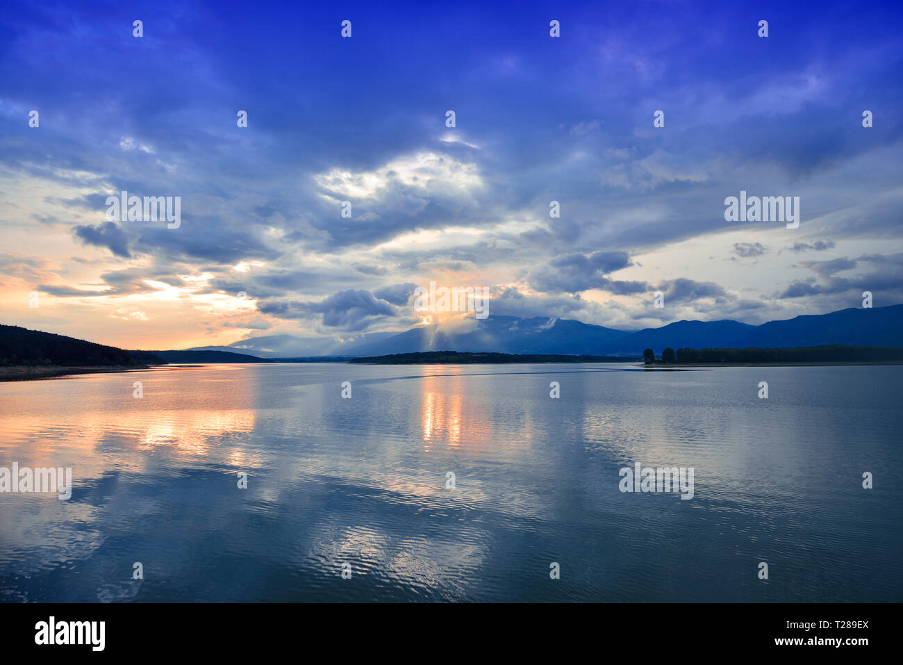 Incredibilmente bellissimo tramonto.Sun,SKY,lago.Sunrise paesaggio.bella natura sfondo.Incredibili nuvole colorate.Creative Sfondo blu.Acqua.alberi. Foto Stock