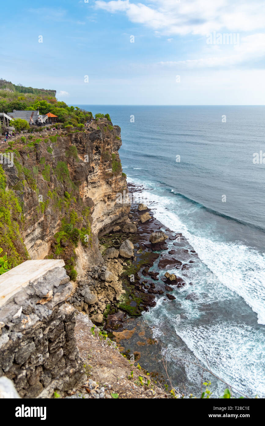 Tempio di Uluwatu scogliera di fronte costa scoscesa Uluwatu, Bali / Indonesia - 11/07/2018 Foto Stock