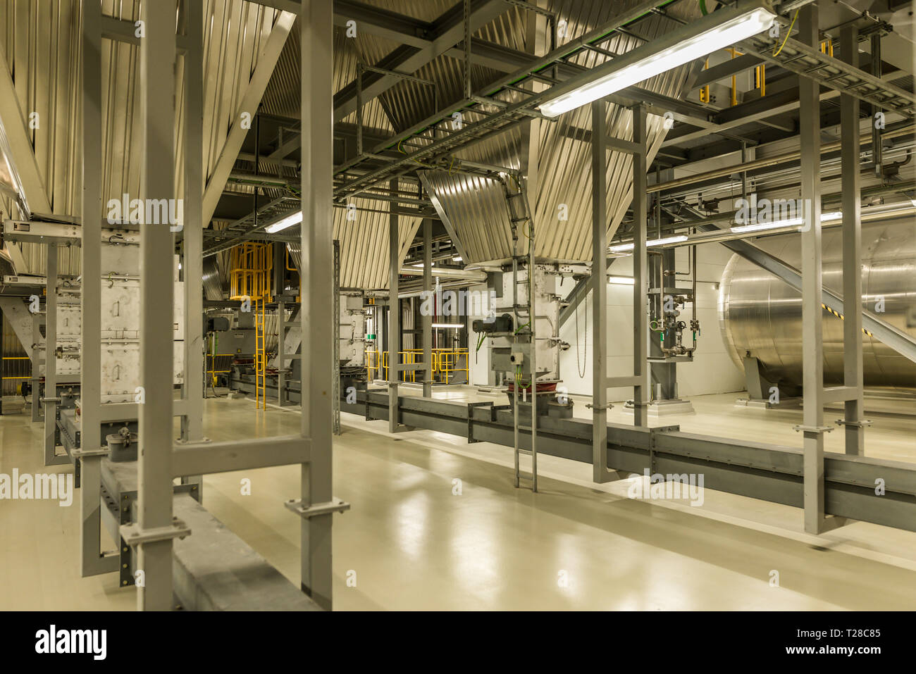 L'interno della potenza di Roskilde stabilimento con gli impianti elettrici e di un enorme serbatoio, uno spreco di energia di fabbrica in Danimarca, 21 marzo 2019 Foto Stock