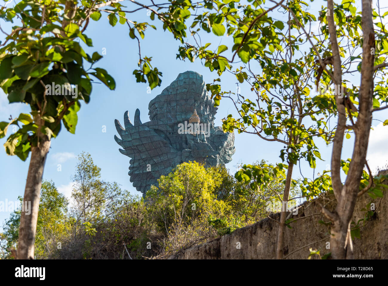 La GWK, Bali / Indonesia - 10/30/2018 persone ammirando il dio Wisnu equitazione Il Garuda a (GWK) Garuda Wisnu Kencana Parco Culturale - Bali Foto Stock